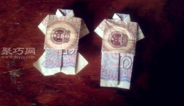 Teach you how to use money to fold couples costumes. Tutorial on using 5 cents to make origami clothes for couples.