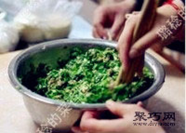 Fresh leek, shrimp, pork and dumpling filling method. Dumpling wrapping method: wooden fish dumpling.