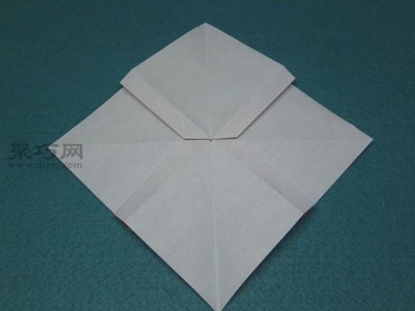 How to fold the simplest bow? Let’s look at the illustrations of the steps of bow origami.