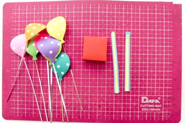 Tutorial on making hand-made balloon three-dimensional greeting cards from colorful cardboard