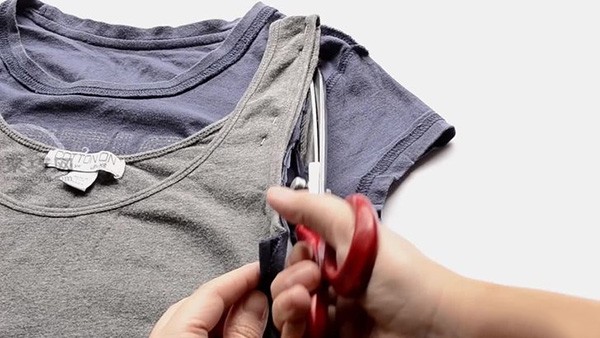 How to transform an old T-shirt into a camisole. Learn how to transform old clothes in a few minutes.