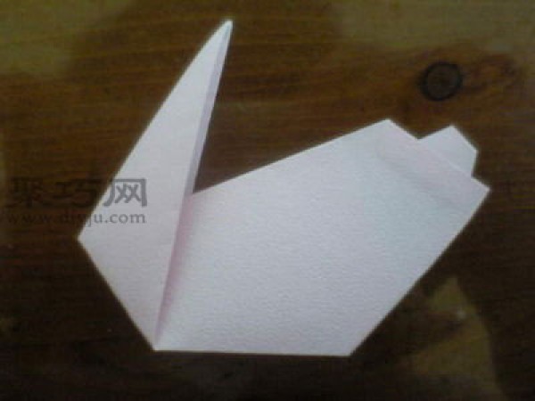 How to fold a rabbit with paper. Illustration of how to fold a three-dimensional paper rabbit.