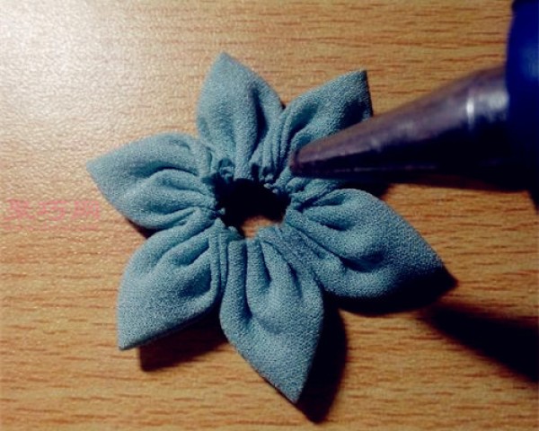 Tutorial on making hairpins with fabric handmade flowers. Teach you how to make hairpins yourself.