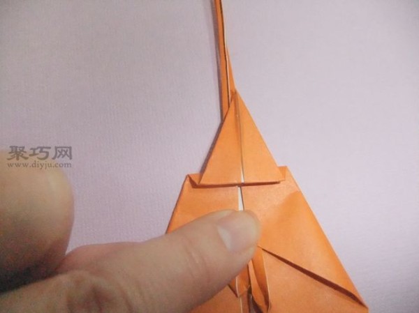 Tutorial on how to make a simple origami shrimp using a piece of paper