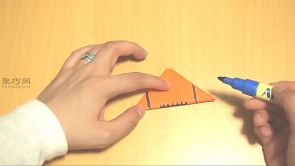 How to fold a triangular football with paper. Illustrated tutorial on handmade origami football.