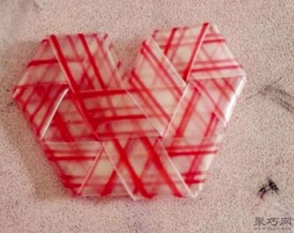 Tutorial on hand-folding disposable plastic straws into a heart shape. Illustration of the steps for folding a straw into a heart shape.