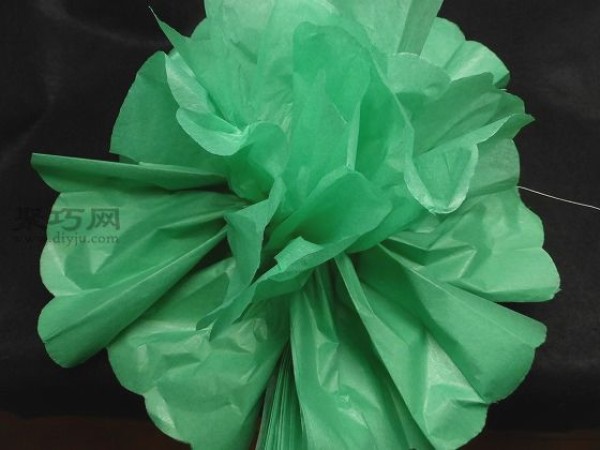 Tutorial on how to make handmade paper flowers. Use crepe paper to make exquisite paper flowers.