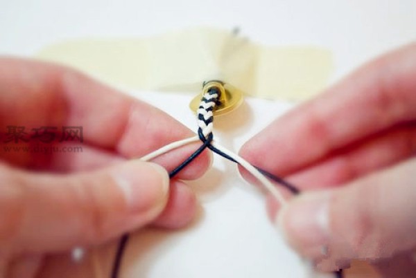 Illustration of how to weave a bracelet by hand. Teach you how to weave a bracelet.