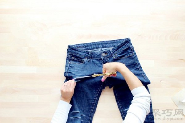 diy holes in old jeans simple distressed jeans tutorial