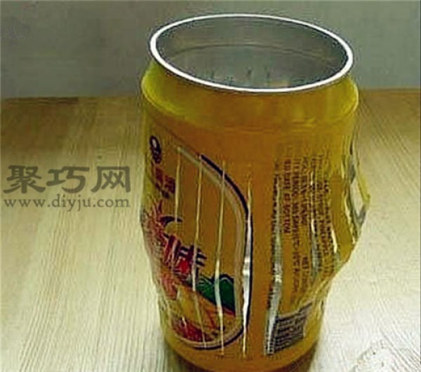 Illustrated tutorial on how to make lanterns from cans. Simple 5-step process to make lanterns from cans.