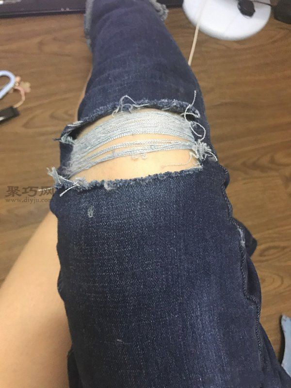 Super simple DIY method for fashionable knee ripped jeans from old jeans