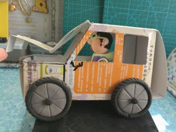 Tutorial on making a Jeep from waste cardboard boxes. Teach you how to make toys out of waste paper boxes.