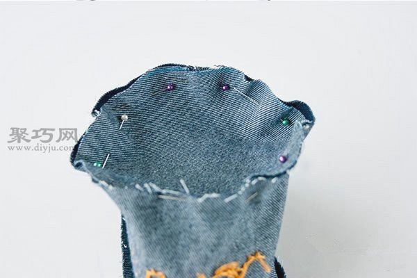 How to make homemade denim flower pot covers. Teach you how to decorate flower pots with old jeans.