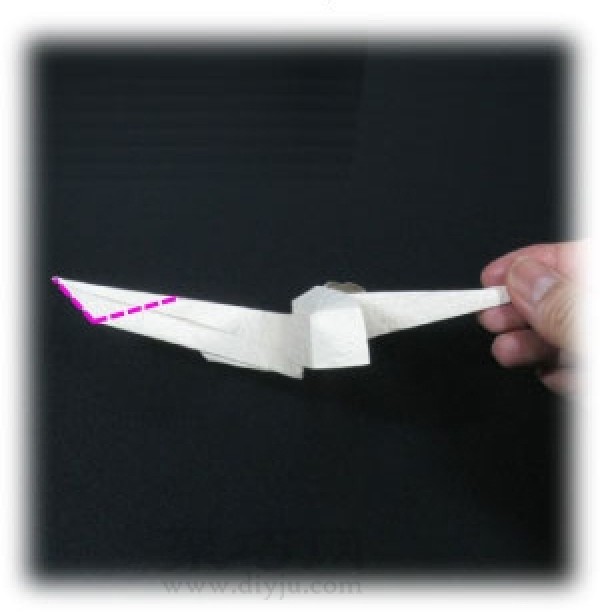 Pictures of the steps to fold paper cranes. Learn how to fold paper cranes easily.