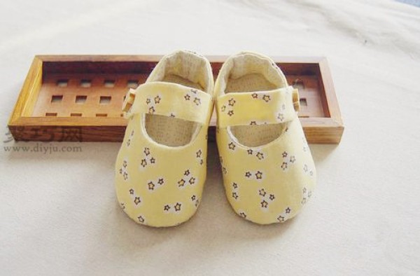 Fabric handmade baby shoes tutorial teaches you how to make baby toddler shoes