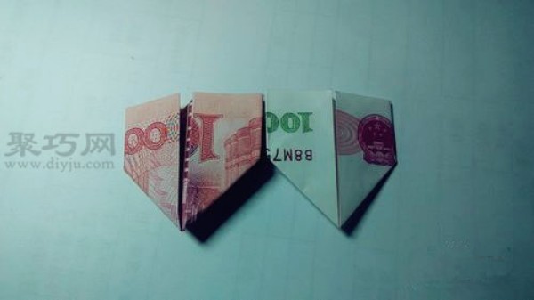 Illustrated tutorial on folding double hearts using 100 yuan.