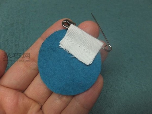 Tutorial on making felt medals from cans Let’s DIY Cartoon Jingle Cat Medals