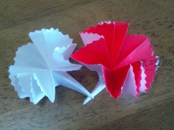 How to Fold Carnations: Illustrations of Simple Carnation Folding Methods