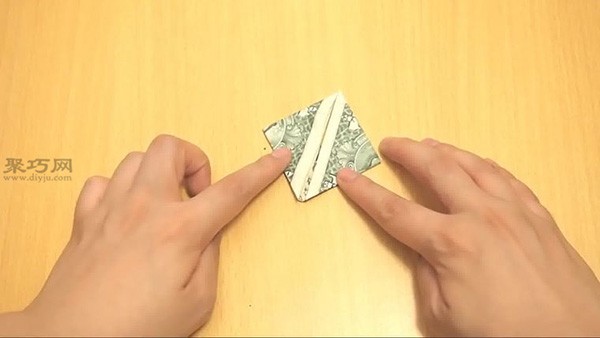 Illustrated tutorial on folding hearts for 1 dollar. Teach you how to fold hearts with money.