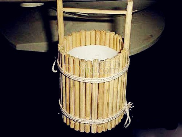 Illustrated tutorial on making a small wooden bucket with disposable chopsticks