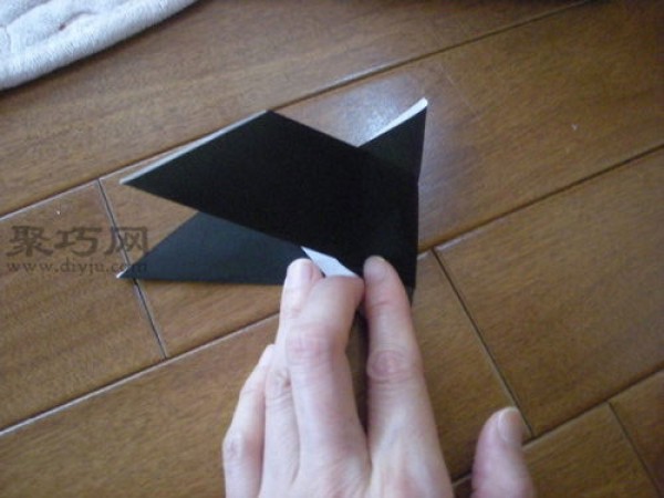 Illustrated tutorial on how to fold a three-dimensional paper dove. Teach you how to fold a peace dove.