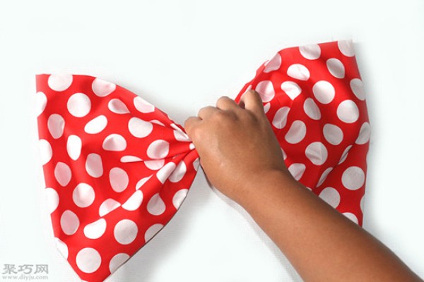 Illustrated tutorial on homemade bow hair accessories. Teach you how to DIY bow fabric headwear.