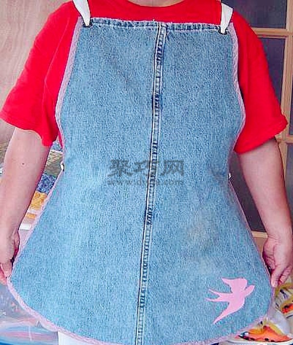 How to transform old jeans into a fashionable denim apron