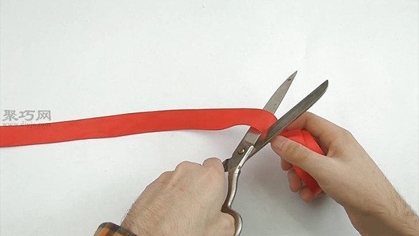 How to fold roses with ribbons. Illustration of the steps for weaving roses with ribbons.