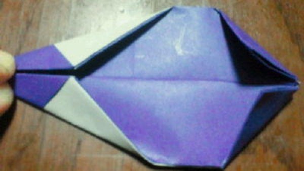 Tutorial on hand-folding paper boats with canopies. Illustration of how to fold origami boats for children.