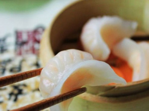 Detailed recipe for Cantonese style crystal shrimp dumplings. Ingredients for crystal shrimp dumplings.