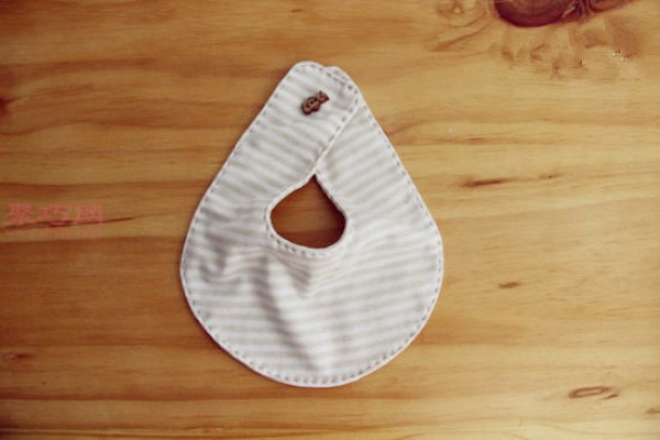 How to make baby bibs. Illustration of how to make saliva wipes for newborn babies.