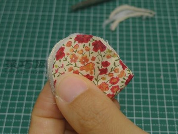 Exquisite lip-gold bag making tutorial teaches you how to make a small bag with metal pendants