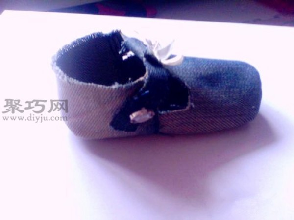 Use old jeans waste to make DIY soft-soled baby shoes