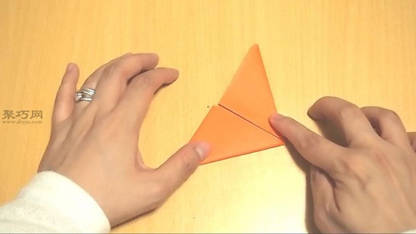 How to fold a triangular football with paper. Illustrated tutorial on handmade origami football.