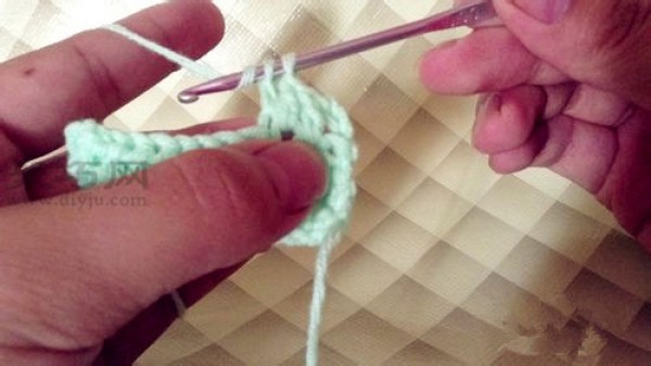 Basic stitches for getting started with crochet: Illustration of long needle crochet