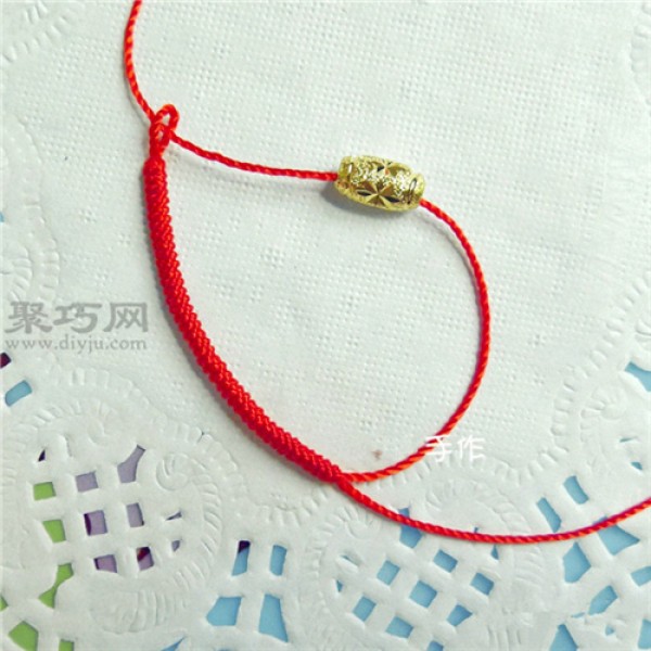 Illustrated tutorial on how to weave a transfer bead ring. How to weave a ring with red rope.