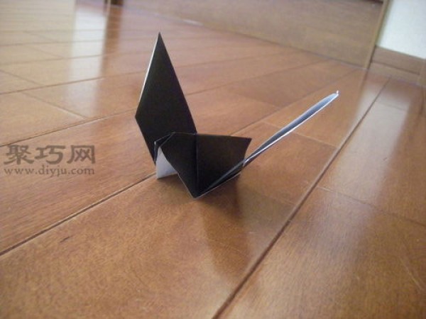 Illustrated tutorial on how to fold a three-dimensional paper dove. Teach you how to fold a peace dove.