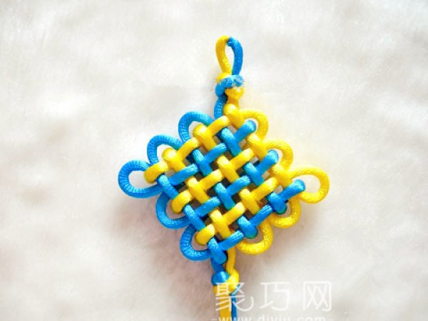 Illustrated tutorial on how to weave Chinese knot with three long coiled knots