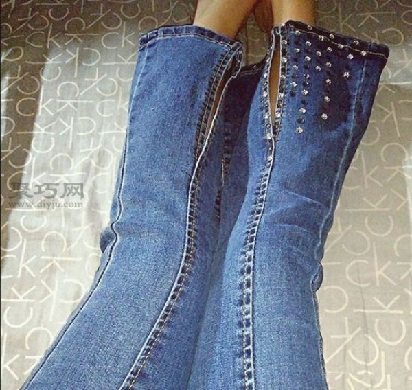 How to cut the hems of jeans fashionably? Watch this tutorial on transforming old jeans into fashionable pants.