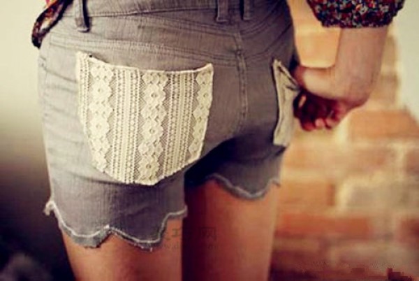 How to transform old jeans into lace shorts. Teach you four steps to DIY jeans into shorts.