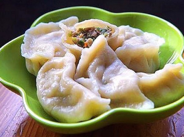 How to make dumplings stuffed with celery, beans and pork. How to make delicious celery dumplings.