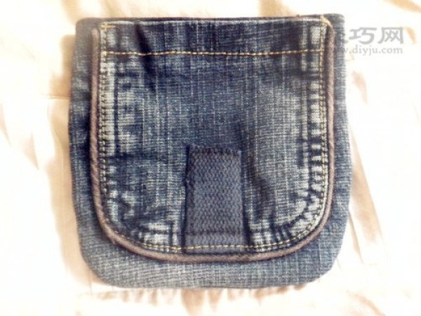 Renovate old jeans into a sandwich bag. Illustration of how to make a denim coin purse.