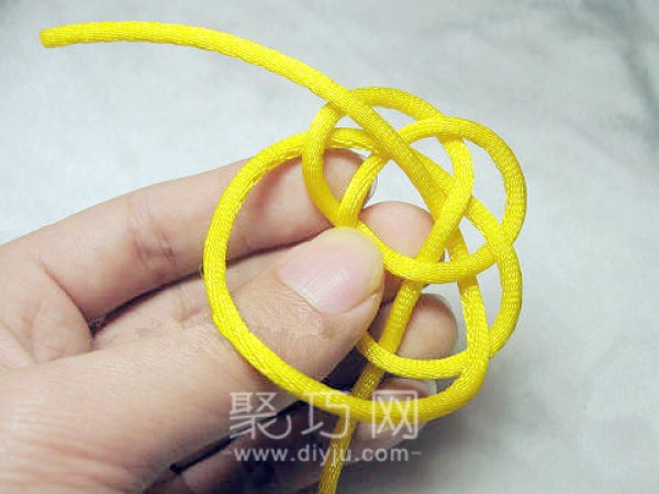 Illustrated tutorial on how to tie Chinese knot single thread button knot. Teach you how to knit buttons with single thread.