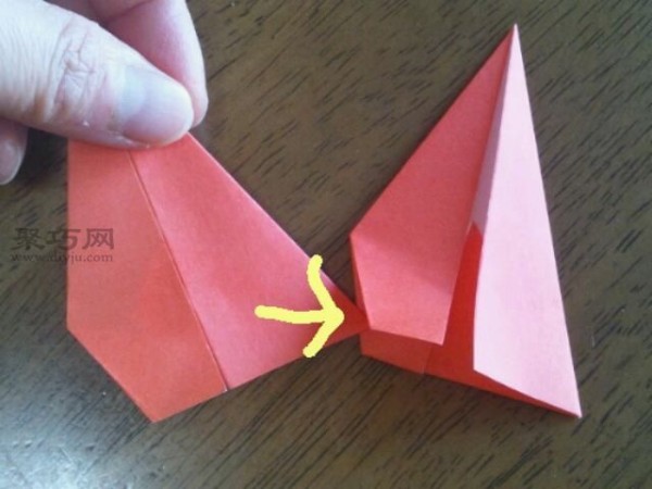 Teach you how to make a kindergarten small red flower medallion with origami