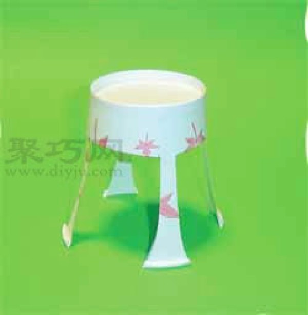 Childrens handmade paper cups use disposable paper cups to make chairs