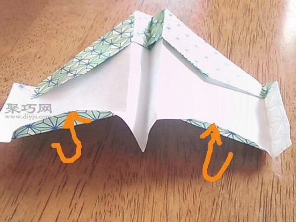 Illustrated tutorial on how to use paper to fold a paper airplane that can fly far