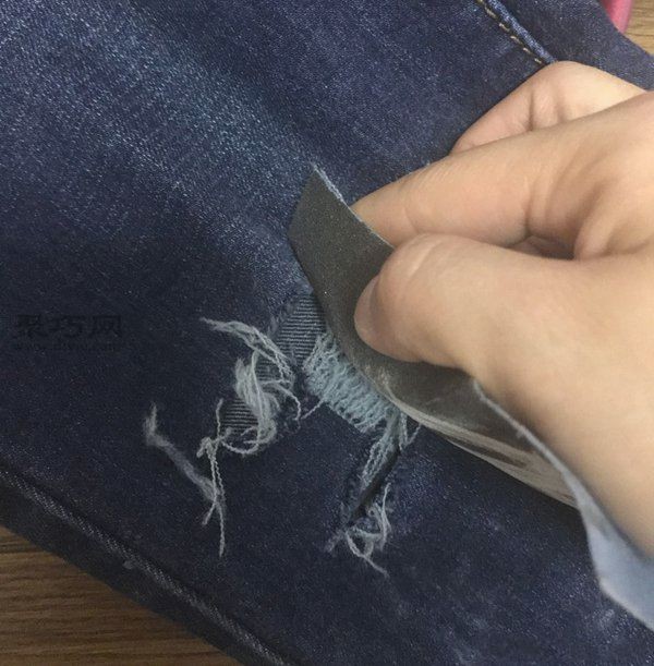 Super simple DIY method for fashionable knee ripped jeans from old jeans