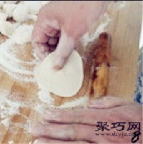 Illustration of how to make cabbage and pork dumplings. How to make dumpling wrappers.