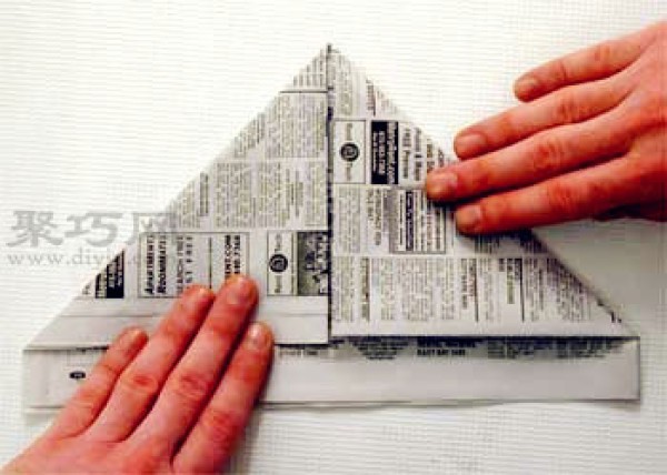 Illustration of how to fold a newspaper hat. Teach you how to fold a decorative hat.