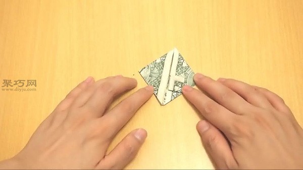 Illustrated tutorial on folding hearts for 1 dollar. Teach you how to fold hearts with money.